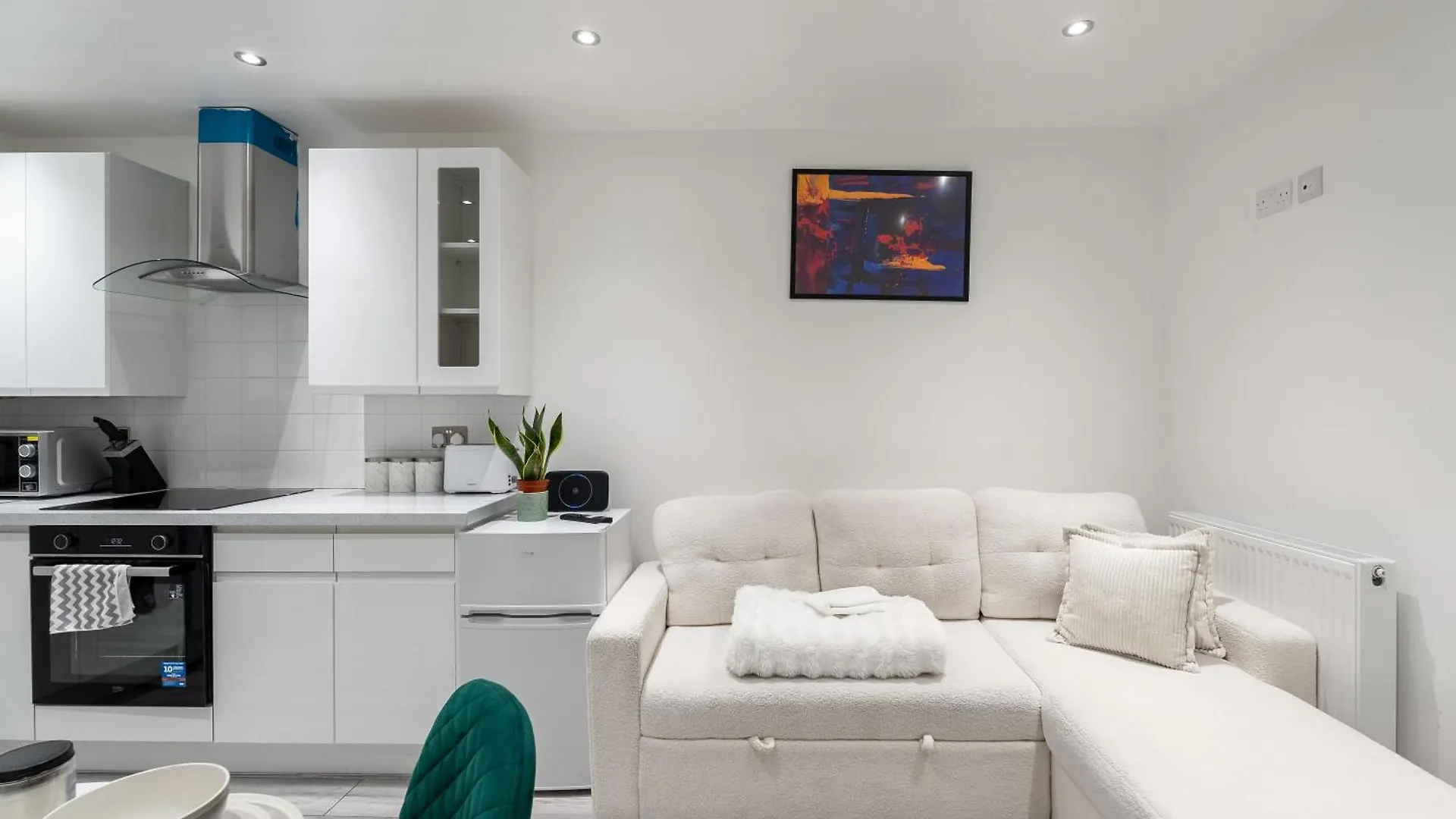 Beautiful Flat Near Central London - Entire Flat - Equipped Kitchen - Private Bathroom Apartment