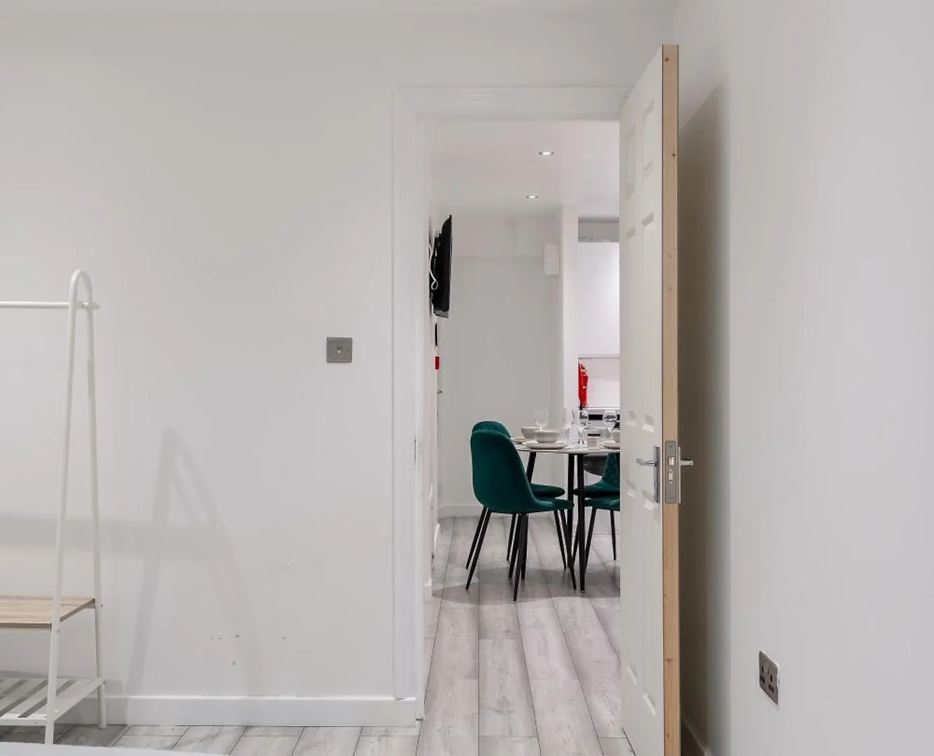 Beautiful Flat Near Central London - Entire Flat - Equipped Kitchen - Private Bathroom 0*,  United Kingdom